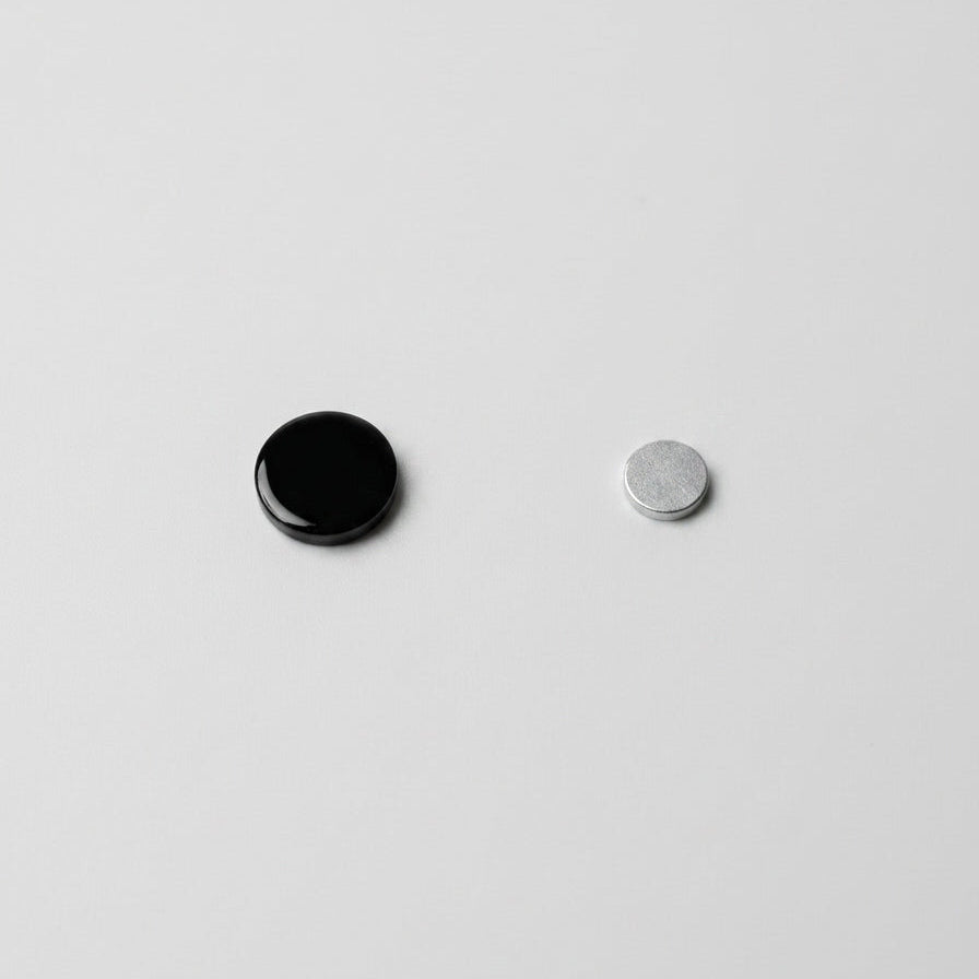 Round Black Stud (Magnetic Non-Pierced)